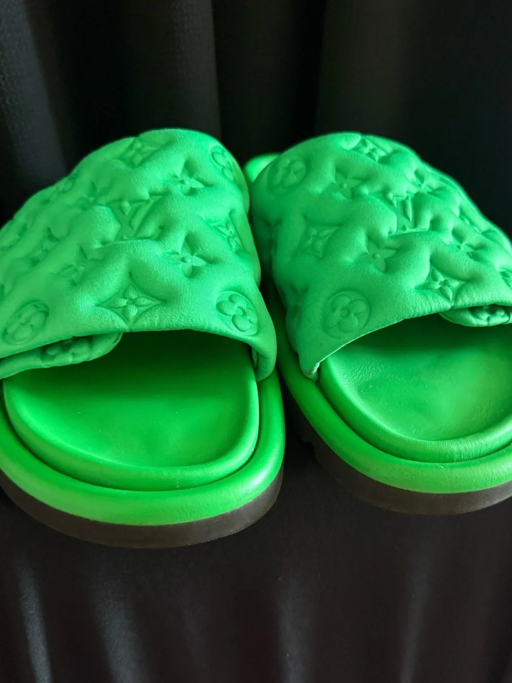 Women’s Slides - Accessories Subcategory Classification